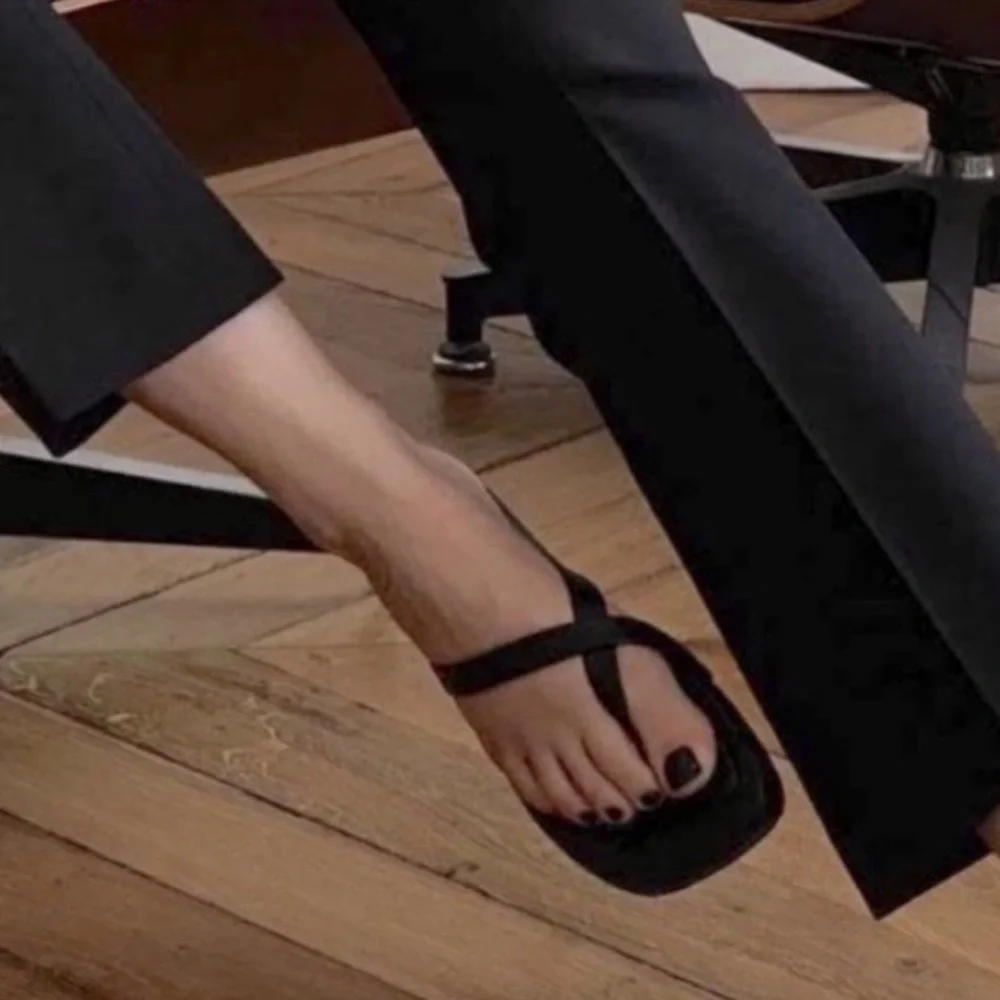 Frame Denim Black Square-Toe Thong Sandals - Picture 1 of 9